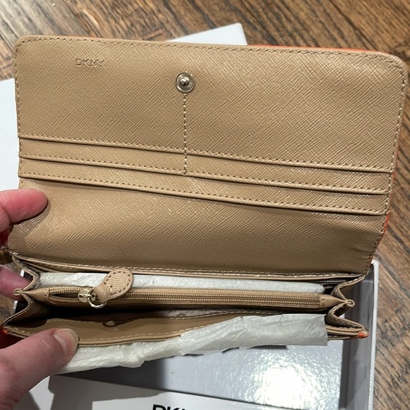 DKNY wallet NWT orange color - Picture 6 of 8